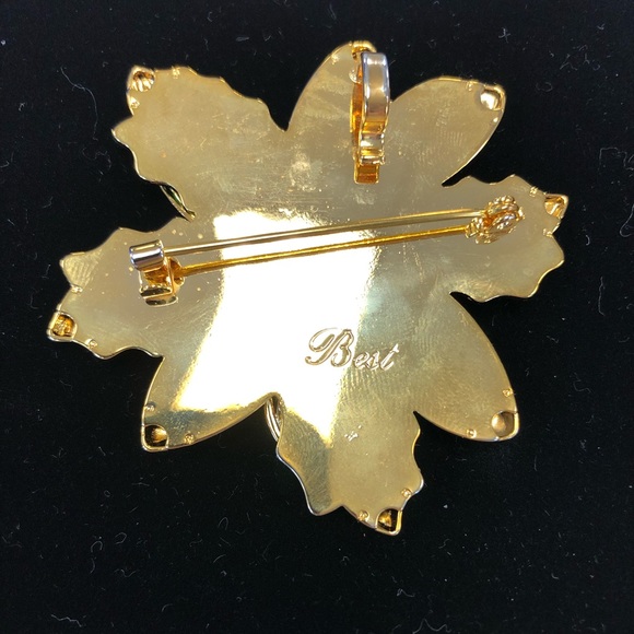 Beautiful Holiday Pin! Pick any 3 for $10 - Picture 2 of 2